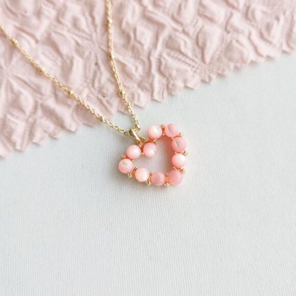 Kendra Scott Ashton Heart Blush Ivory Mother-of-Pearl Short Necklace in Gold - Picture 2 of 4